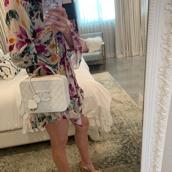 SOLD‼️ Chanel Filigree Case Large White with gold - Picture 2 of 8